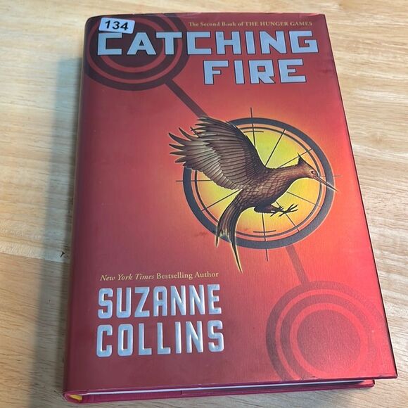 New Hardcover Book Catching Fire Suzanne Collins - Picture 1 of 7